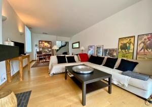 a living room with a white couch and a table at G-63 - Appartement de standing en plein coeur d'Hossegor in Soorts-Hossegor