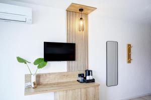 Hotel Centre Plage में टेलीविजन और/या मनोरंजन केंद्र