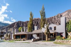 a house with a mountain in the background at La Comarca Hotel in Purmamarca