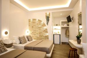 ein Schlafzimmer mit zwei Betten und ein Wohnzimmer in der Unterkunft Augusta Studios & Apartments in Naoussa