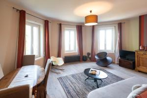 a living room with a table and a couch at Maison Valmer - Le négociant, élégant F2 classé 4 étoiles in Le Havre
