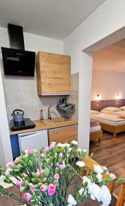 a room with a kitchen and a bedroom with a bed at Pod Kasztanem in Świnoujście