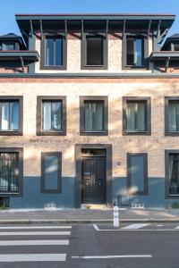 a brick building with a door and windows at Maison Valmer - Le négociant, élégant F2 classé 4 étoiles in Le Havre