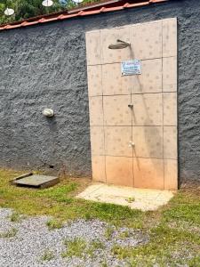 a large door on the side of a building at Casa em Condomínio com Wi-Fi - 300m da praia in Ubatuba