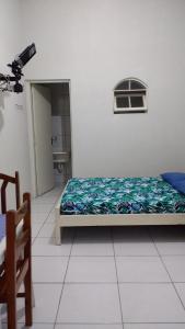 เตียงในห้องที่ Apartamentos Águia Azul