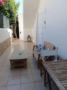 a patio with a couch and a coffee table at Sottovento Marzamemi Rooms&Relax in Marzamemi