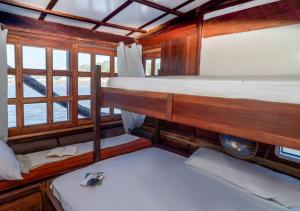 a bedroom with two bunk beds in a boat at Yara Floating Villa in Guriú