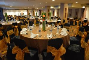 Ein Restaurant oder anderes Speiselokal in der Unterkunft Ramada by Wyndham Bali Sunset Road Kuta 