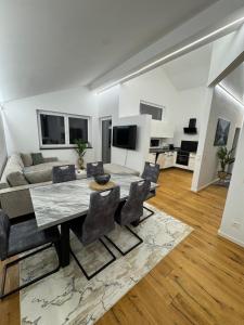 a living room with a table and chairs and a couch at Stylische Ferienwohnung 2 in Salzburg