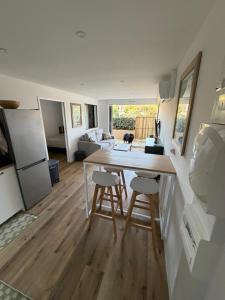 a kitchen and living room with a table and chairs at Ocean Lodge Seignosse in Seignosse