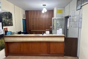 a waiting room with a counter in a hospital at Hotel Titiwangsa in Brinchang