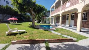 a building with a pool in the yard at Hotel de la Cruz in Maguey Blanco