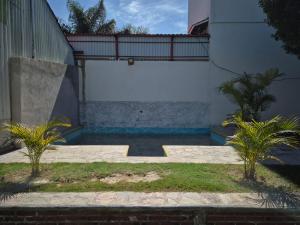 a swimming pool in the side of a building at Hotel de la Cruz in Maguey Blanco