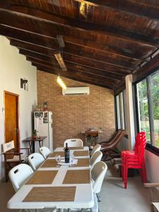 a dining room with a long table and chairs at Alojamiento LA PERSEA in Encarnación