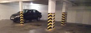 Hotel Elo Curitiba في كوريتيبا: سيارة متوقفة في مرآب للسيارات ذي أعمدة مخططة