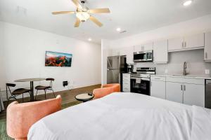 a kitchen and living room with a bed and a table at King Studio Getaway! Prime Location, Balcony, Gym - S2 in Atlanta