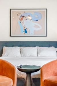 a bedroom with a bed with a table and two chairs at King Studio Getaway! Prime Location, Balcony, Gym - S2 in Atlanta