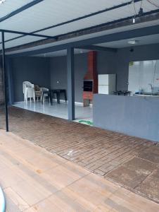 a living area with a kitchen and a dining room at QUARTO CONTEINER, EDICULA ABERTA E PISCINA AQUAVibes in Cascavel
