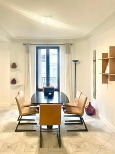 a dining room with a table and chairs and a window at Maison Villa Foch in Meaux