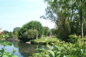 Blick auf einen Fluss mit Bäumen und einem Park in der Unterkunft Hotel Veltrup klein privat herzlich in Laer