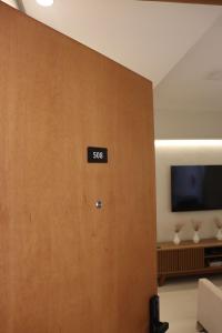 a sliding door with a sign on it in a living room at Design e Amor no Centro in Palmas