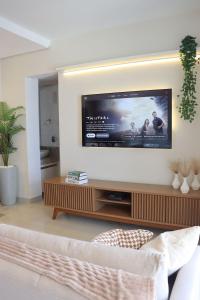 a living room with a flat screen tv on a wall at Design e Amor no Centro in Palmas