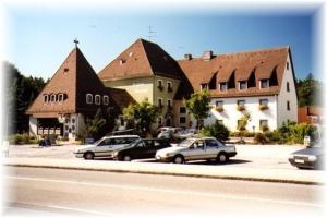 een groep auto's geparkeerd voor een gebouw bij Hotel-Restaurant Hellmann in Schwarzenbruck