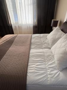 ein großes Bett in einem Schlafzimmer mit Fenster in der Unterkunft Guesthouse Terkkari in Lahti