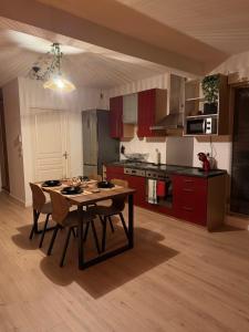 a kitchen with a table and chairs in a room at Thejungle in Freyming