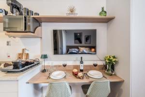a kitchen with a table with glasses of wine at Studio SP Congonhas, CEIC-Itaú, Expo-SP in São Paulo +29 photos