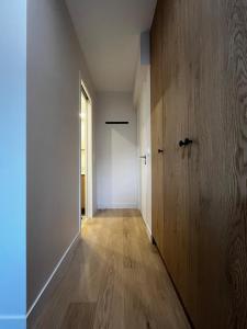 an empty hallway with a door and wooden floor at Studio moderne Arcueil in Arcueil