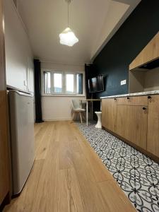 an empty kitchen with a refrigerator and a table at Studio moderne Arcueil in Arcueil