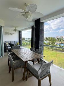 a dining room with a wooden table and chairs at Condo/ Depa - Marea Azul - Playa del Carmen in Playa del Carmen