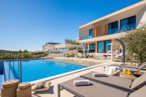 an image of a villa with a swimming pool at Villa Pirata in Jezera