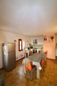 a dining room with a table and a kitchen at Appartamento Torre 82 in Torre Dei Corsari