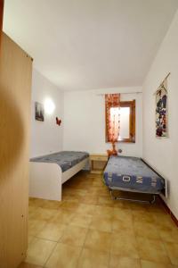 a bedroom with two beds and a window at Appartamento Torre 82 in Torre Dei Corsari