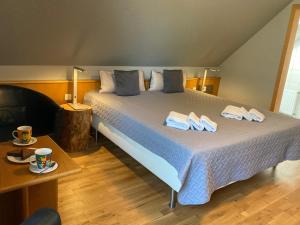 a bedroom with a large bed with towels on it at Ferienwohnung auf dem Eltenberg in Elten