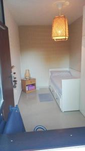 a small room with a bed and a lamp at Green Garden in Gajac