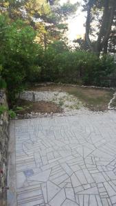 a stone patio with a pattern on it at Green Garden in Gajac