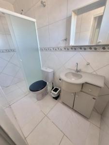 a bathroom with a sink and a toilet and a mirror at Casa 2000 Positivo UTFPR INC Volvo in Curitiba +33 photos