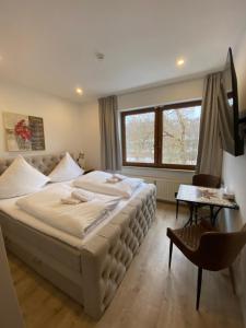 ein Schlafzimmer mit einem großen weißen Bett und einem Fenster in der Unterkunft frankys cafe in Bärenstein