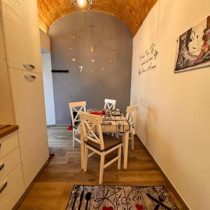 ein Esszimmer mit Tisch und Stühlen in der Unterkunft A Piè Piazza in Barisciano