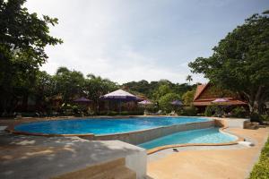 Bazén v ubytovaní PP Erawan Palms Resort alebo v jeho blízkosti
