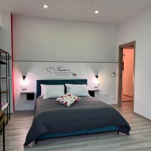 ein Schlafzimmer mit einem großen Bett mit großem Kopfteil in der Unterkunft A Piè Piazza in Barisciano