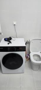 eine Mikrowelle in einem Badezimmer mit Toilette in der Unterkunft Studio Ajustorului rezidence ,Lacu Morii in Bukarest + 32 Fotos