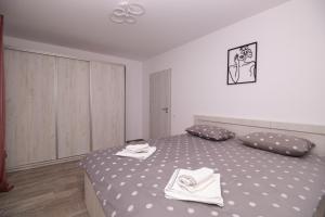 a bedroom with a bed with two towels on it at White Valey Retreat One in Buşteni