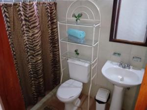 a bathroom with a toilet and a sink at El Refugio II, cerca Playa El Agua y Playa Parguito, VENEZUELA in Loma de Guerra +47 photos
