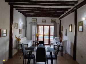 a room with a table and chairs and a window at El Refugio II, cerca Playa El Agua y Playa Parguito, VENEZUELA in Loma de Guerra
