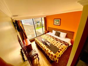 a bedroom with a bed and a window at Báltico in Quito