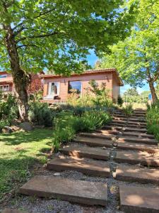 a garden with stone steps leading up to a house at Dolce Far Niente - Alecrim in São Francisco de Paula